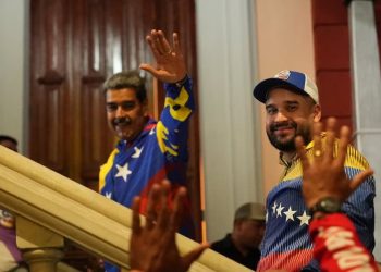 En la democracia burguesa, se votan nombres; en la nuestra, se votan los proyectos. Y debemos lograr que el pueblo vote cada vez más políticas públicas válidas, decida dónde se invierten los recursos y cómo se emplea el dinero público