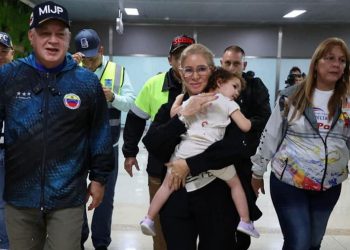 Todo el pueblo venezolano, －con la única excepción de quienes salivan con los planes de agresión de una potencia extranjera hacia nuestro país－ se unió en torno a la causa de esta niña