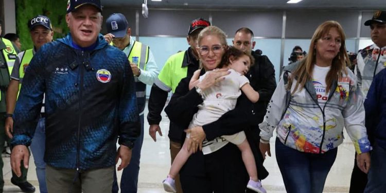 Racionalidad política del rescate de Maikelys Espinoza 1 Todo el pueblo venezolano, -con la única excepción de quienes salivan con los planes de agresión de una potencia extranjera hacia nuestro país- se unió en torno a la causa de esta niña