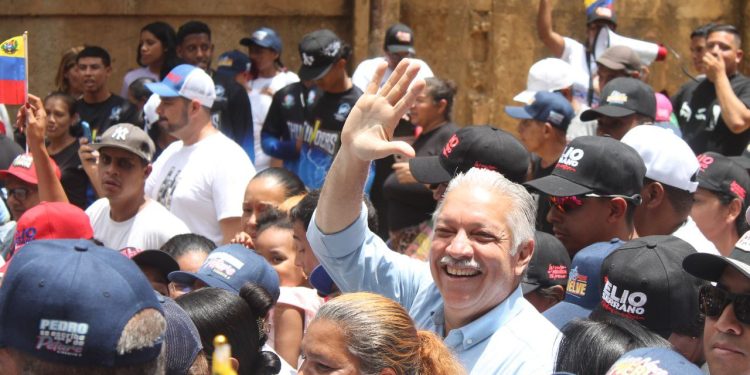 Elio Serrano recorre Petare respaldado por el pueblo mirandino