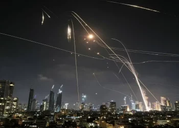 Irán responde con ataques de misiles a agresión israelí