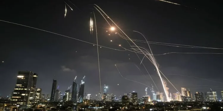 Irán responde con ataques de misiles a agresión israelí