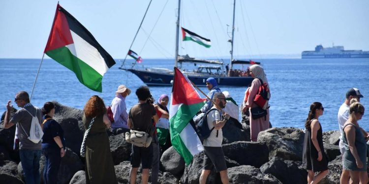 Israel intercepta buque con miembros de misión humanitaria Flotilla de la Libertad