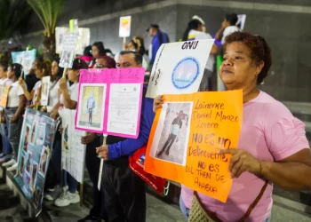 Familiares de venezolanos secuestrados en El Salvador inician vigilia frente a sede de la ONU en Caracas