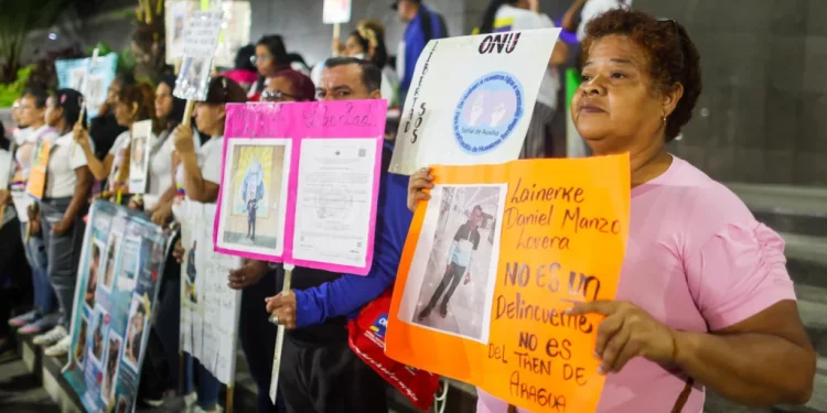 Familiares de venezolanos secuestrados en El Salvador inician vigilia frente a sede de la ONU en Caracas