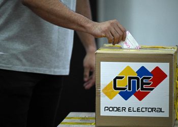 Pueblo acompaña a candidatos a inscribirse ante el CNE