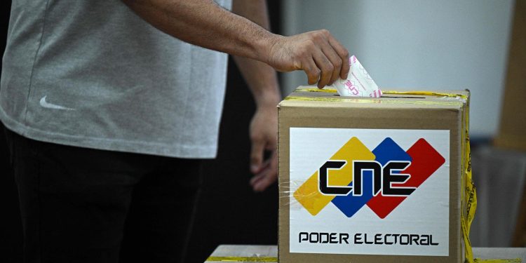 Pueblo acompaña a candidatos a inscribirse ante el CNE