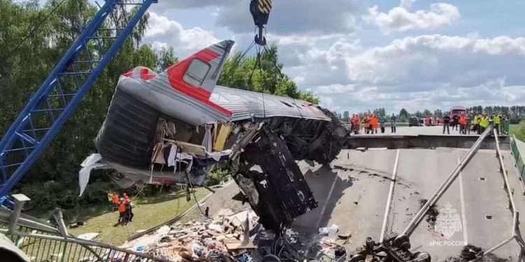 Los recientes ataques terroristas del régimen de Kiev a Kurks y a Brianks, sumando atentados en aeródromos rusos, echan por tierra cualquier posibilidad concreta de un alto al fuego ante un grupo nazi que lleva a cabo una especie de escalada que solo llena los bolsillos de los perros de la guerra