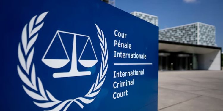 Después de promover la creación de la CPI e incluso sumarse al Estatuto de Roma, EE.UU. decidió no formar parte de la misma, ya que consideraron que sus ciudadanos no deberían ser juzgados por tribunales fuera de su territorio