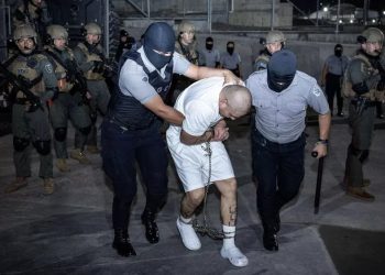 Quienes no comparten ciertos valores ideológicos o culturales son excluidos de manera "preventiva", bajo la excusa de la seguridad nacional, porque lo que se está implementando no es una política migratoria, sino una forma de censura globalizada, donde las redes sociales se convierten en herramientas de vigilancia masiva