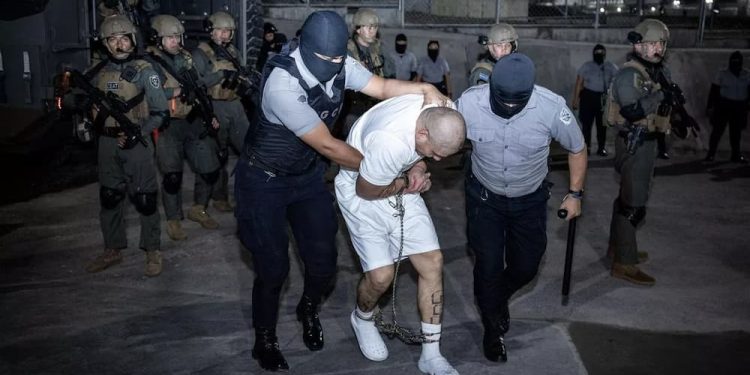 Quienes no comparten ciertos valores ideológicos o culturales son excluidos de manera "preventiva", bajo la excusa de la seguridad nacional, porque lo que se está implementando no es una política migratoria, sino una forma de censura globalizada, donde las redes sociales se convierten en herramientas de vigilancia masiva