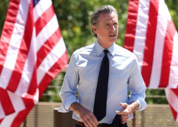 Gobernador de California acusa a Trump de dictador