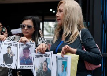 Familiares de venezolanos secuestrados llegan a El Salvador y exigen a Bukele una “prueba de vida”