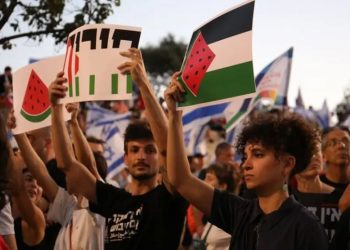 El ejército israelí, descrito como el más moderno, no mata por error, sino "por horror", y las víctimas civiles son calificadas como "daños colaterales", una terminología de "guerras imperiales"