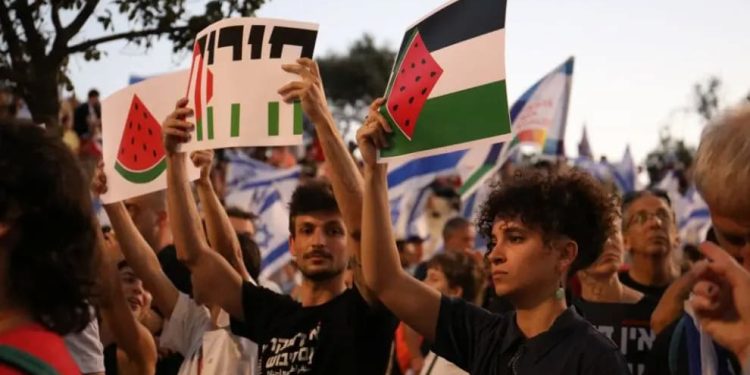 Entre la guerra y la libertad 1 El ejército israelí, descrito como el más moderno, no mata por error, sino "por horror", y las víctimas civiles son calificadas como "daños colaterales", una terminología de "guerras imperiales"