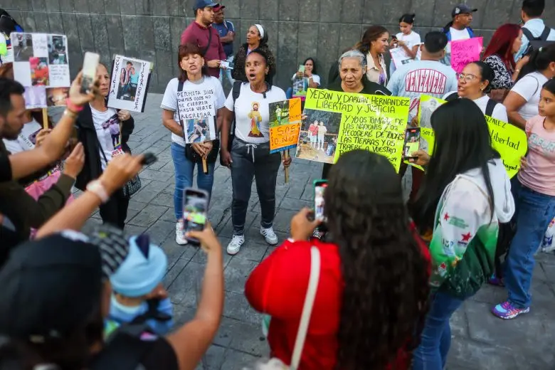 Familiares de venezolanos secuestrados en El Salvador inician vigilia frente a sede de la ONU en Caracas 2 vigilia venezuela por secuestros el salvador.jpg