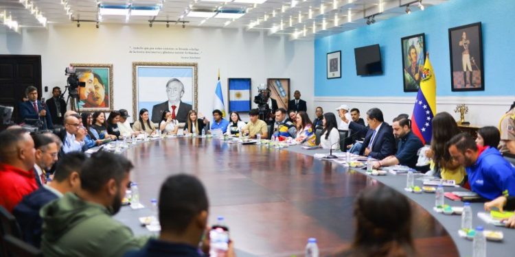 Presidente Maduro se reúne con el Estado Mayor de la Juventud para impulsar proyectos comunitarios