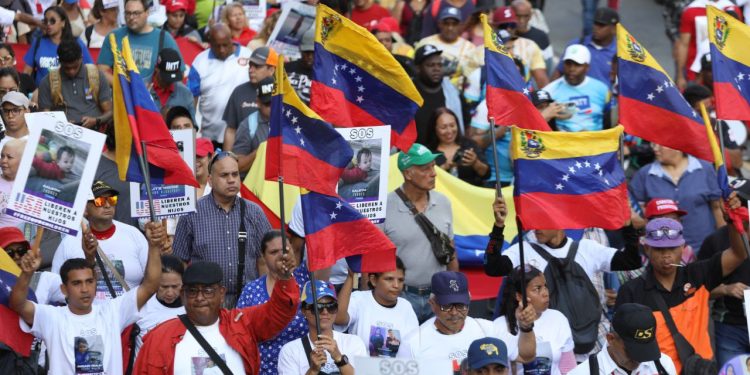 Miles de venezolanos marcharon en Caracas para exigir la liberación de niños retenidos en EE.UU.