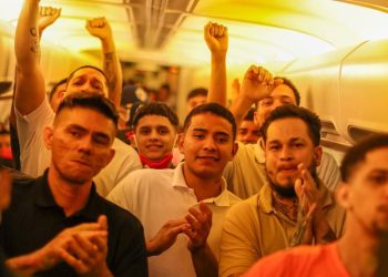 “Ni Trump ni Bukele pudieron con Maduro”: 252 venezolanos regresan a su Patria 5 “Ni Trump ni Bukele pudieron con Maduro”: 252 venezolanos regresan a su Patria