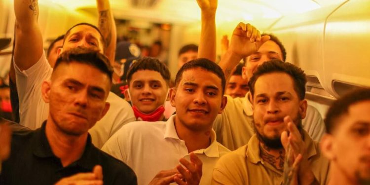 “Ni Trump ni Bukele pudieron con Maduro”: 252 venezolanos regresan a su Patria