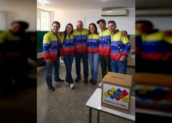 Diosdado Cabello: “Cada día el CNE se supera con la rapidez y transparencia con la que la gente puede ejercer su derecho al voto” 8 Diosdado Cabello: “Cada día el CNE se supera con la rapidez y transparencia con la que la gente puede ejercer su derecho al voto”