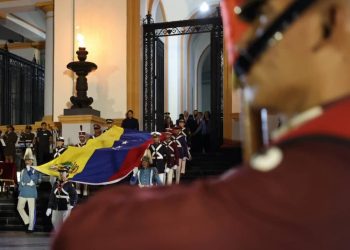 ¿Cómo explicar, y más aún, cómo justificar, que no exista una Ley que tipifique como delitos los irrespetos, ultrajes, agravios o menosprecios al nombre de El Libertador y Padre de la Patria Simón Bolívar, y que en lugar de simples multas en dinero no se aplique una pena efectiva y significante de privativa de libertad, sin posibilidad de medida sustitutiva alguna?