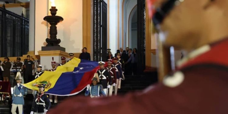 ¿Cómo explicar, y más aún, cómo justificar, que no exista una Ley que tipifique como delitos los irrespetos, ultrajes, agravios o menosprecios al nombre de El Libertador y Padre de la Patria Simón Bolívar, y que en lugar de simples multas en dinero no se aplique una pena efectiva y significante de privativa de libertad, sin posibilidad de medida sustitutiva alguna?