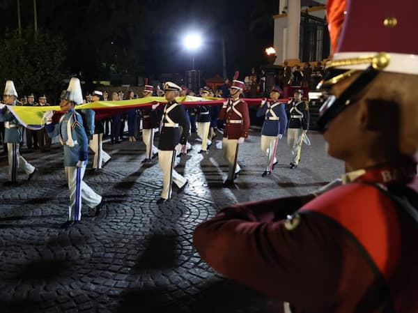 Bolívar, “substratum, essentia y simbŏlum” de la Patria 2 Es necesario, y a tiempo, racionalizar y enseriar la política, de asumir o atribuir la responsabilidad a quien corresponda frente al desorden a que podría conducir el absurdo de una subcultura o a una contracultura anti bolivariana en perjuicio de la nacionalidad y con graves riesgos a la existencia del Estado Nación