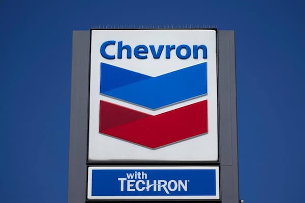 Negociaciones y licencia: Chevron se reincorpora en Venezuela 2 Venezuela ofrece condiciones logísticas, técnicas y económicas que la convierten en una plaza irreemplazable para la industria energética estadounidense, pues posee infraestructura instalada, reservas abundantes, compatibilidad con las refinerías estadounidenses y una ruta de exportación marítima más rentable que la red de oleoductos desde Canadá