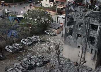 Impera una relativa calma en el centro de la tormenta, donde los vientos son más débiles y el clima es más despejado, en contraste con las fuertes tormentas que lo rodean