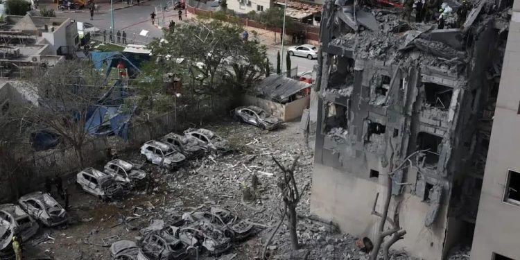 Impera una relativa calma en el centro de la tormenta, donde los vientos son más débiles y el clima es más despejado, en contraste con las fuertes tormentas que lo rodean