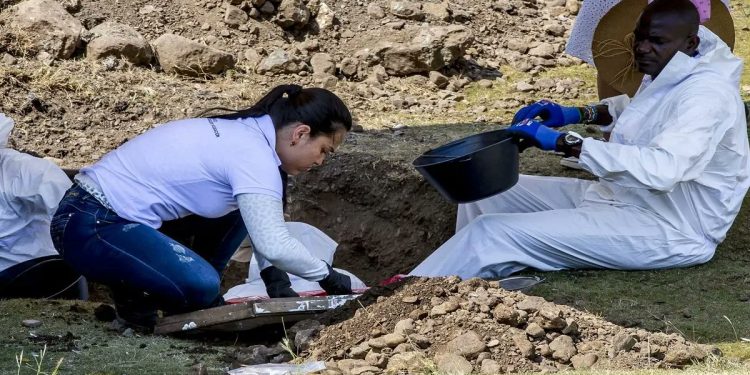 Hallan en Colombia fosa común con cuerpos de líderes sociales y religiosos