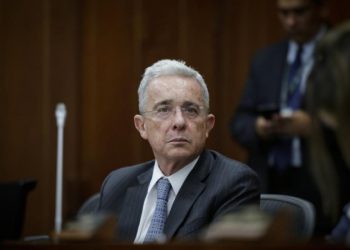 Justicia colombiana impone prisión domiciliaria a Álvaro Uribe Vélez por soborno y fraude procesal 