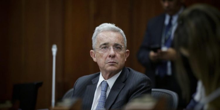 Justicia colombiana impone prisión domiciliaria a Álvaro Uribe Vélez por soborno y fraude procesal 