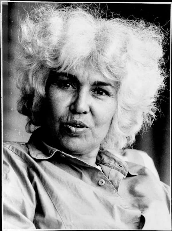 Pedagogía del alba: Nawal El Saadawi 2 Vivimos en la era de la tecnología de la falsa conciencia, la tecnología de ocultar verdades tras amables eslóganes humanistas que pueden cambiar de una época a otra”