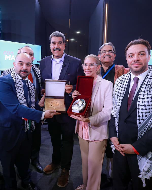 Con Maduro +: una línea directa con el pueblo 2 Maduro anunció además la promoción del desarrollo de una Inteligencia Artificial (IA) propia y soberana, basada en la historia y el "ser" venezolano, gracias a una alianza tecnológica con la República Popular China. Aseguró que esta iniciativa buscará también representar a los pueblos del Sur Global