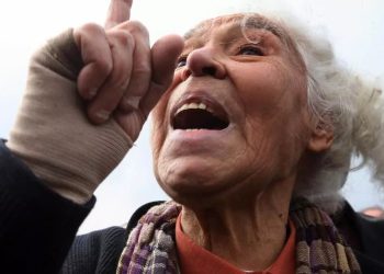 “Porque la tecnología de la opresión se ha vuelto más avanzada, y las ataduras impuestas a la mente y al cuerpo se han vuelto invisibles. Las ataduras más peligrosas son las invisibles, porque engañan a la gente haciéndole creer que es libre. Este engaño es la nueva prisión que habita la gente hoy, del norte y del sur, del este y del oeste”