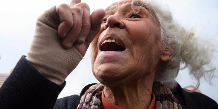 “Porque la tecnología de la opresión se ha vuelto más avanzada, y las ataduras impuestas a la mente y al cuerpo se han vuelto invisibles. Las ataduras más peligrosas son las invisibles, porque engañan a la gente haciéndole creer que es libre. Este engaño es la nueva prisión que habita la gente hoy, del norte y del sur, del este y del oeste”