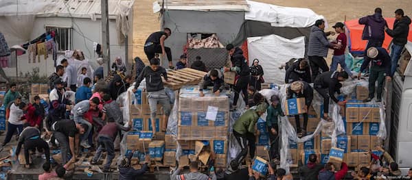 El espejismo de sobrevivir 2 ONGs exigen la inmediata negociación de una tregua, la apertura de los cruces fronterizos y el libre flujo de ayuda mediante los mecanismos de la ONU, no a través del GHF instalado por los israelíes.