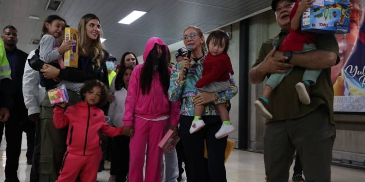 Niños y niñas venezolanos regresan a su Patria gracias a las políticas del presidente Nicolás Maduro
