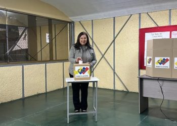 Alcaldesa Carmen Meléndez ejerció su voto en elecciones municipales y destacó normalidad del proceso 