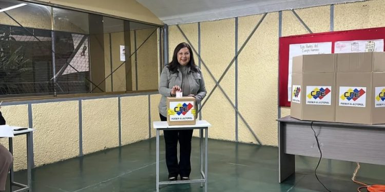 Alcaldesa Carmen Meléndez ejerció su voto en elecciones municipales y destacó normalidad del proceso 