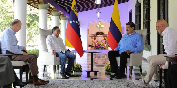 Se plantea un esquema económico de desarrollo en la región que permita la diversificación de los aparatos productivos; la conformación de encadenamientos productivos binacionales; la profundización del intercambio comercial