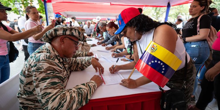 General en Jefe Padrino López destaca “efervescencia total del pueblo” durante jornada de alistamiento de la Milicia Nacional Bolivariana