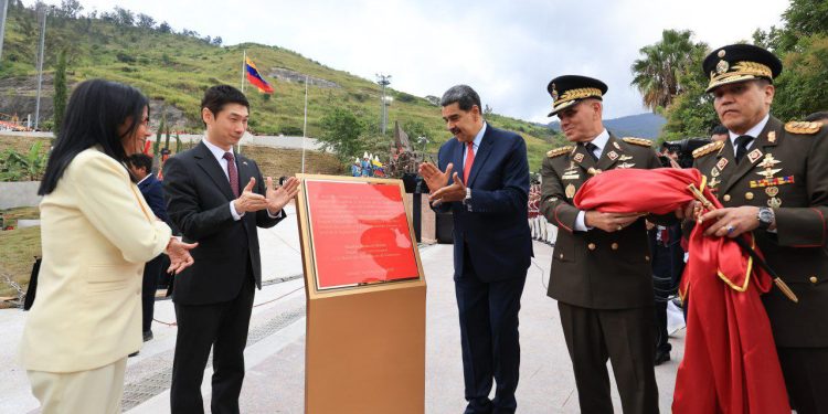Presidente Maduro inaugura monumento en conmemoración del 80º aniversario de la victoria de China