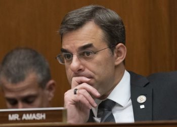 Excongresista republicano Justin Amash advierte que acciones militares de EE.UU. contra Venezuela carecen de autorización del Congreso