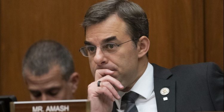 Excongresista republicano Justin Amash advierte que acciones militares de EE.UU. contra Venezuela carecen de autorización del Congreso