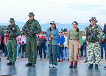 Vicepresidenta Delcy Rodríguez alerta a gobiernos del Caribe sobre planes de EEUU y activa defensa en oriente venezolano