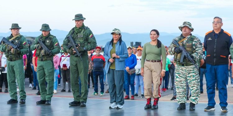 Vicepresidenta Delcy Rodríguez alerta a gobiernos del Caribe sobre planes de EEUU y activa defensa en oriente venezolano