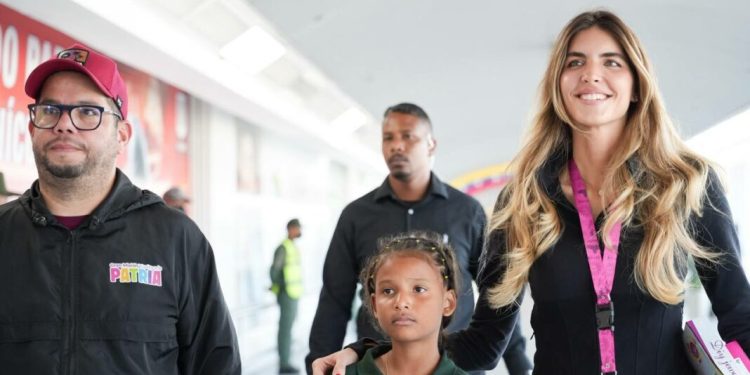 Con Dayalin Mendoza ya son 40 los niños rescatados por el presidente Maduro